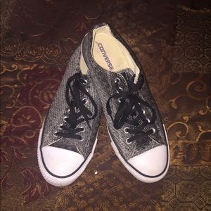 CONVERSE women’s size 12 and men’s size 10.